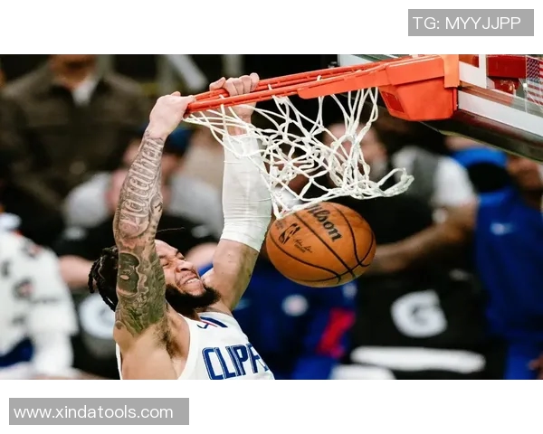 快船队客场击败雄鹿，乔治表现出色